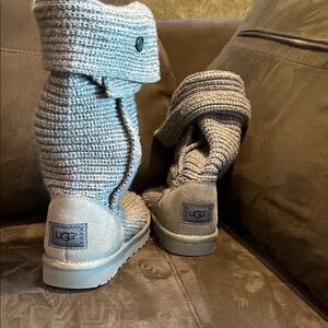 READ MY LOVE NOTES
UGG Light Gray Knit Boots